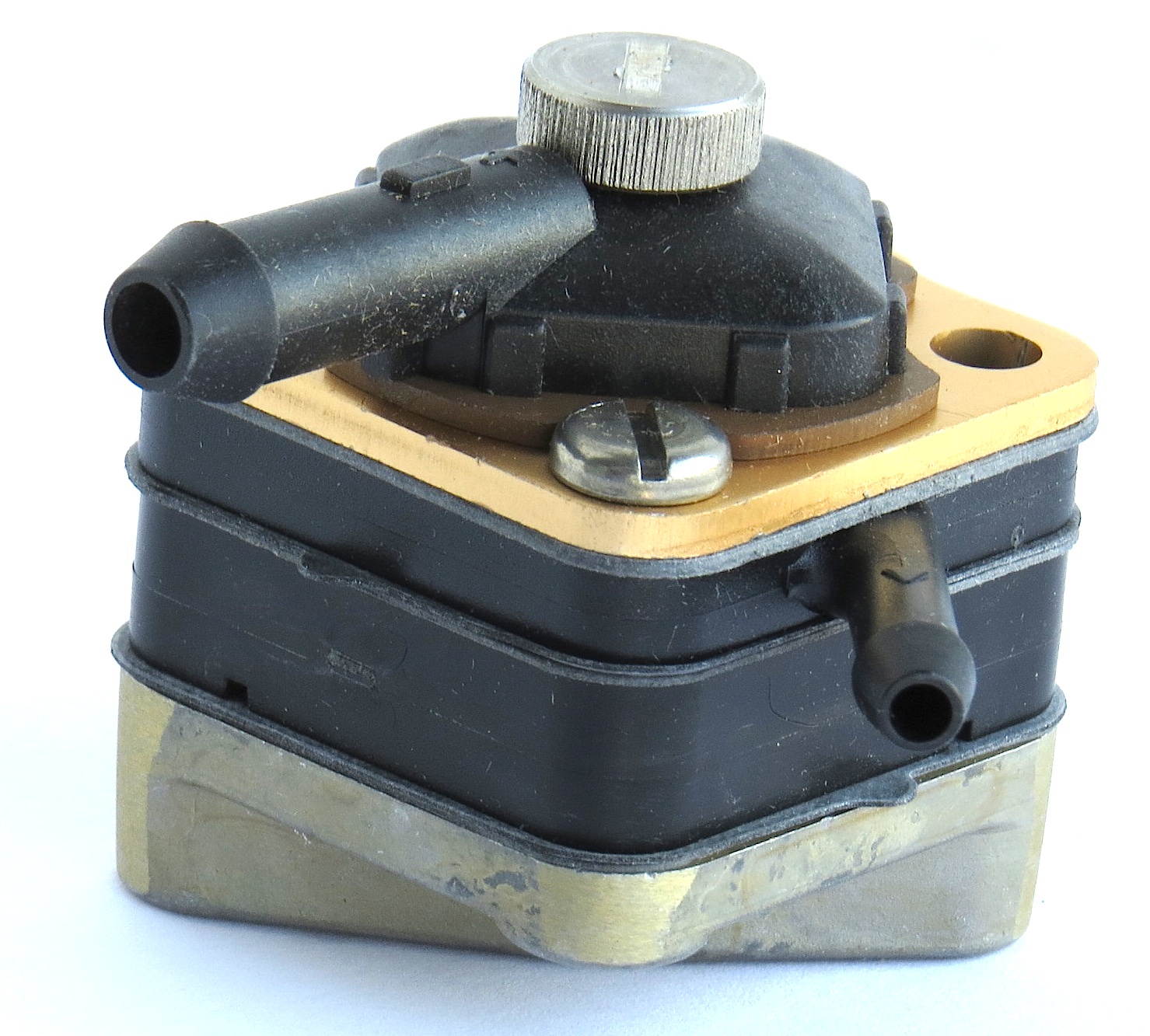 Skyddskåpa för slang genom akterspegeln.