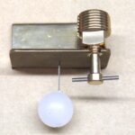 Hållare för dyvika och säkerhetsplugg